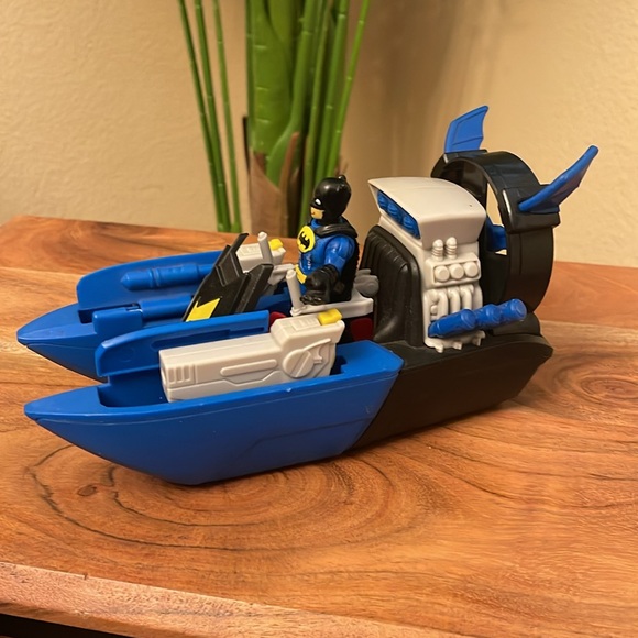 Batman Figure & Boat 🛥️ - Picture 2 of 7